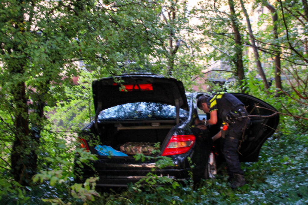 Automobilist raakt van de weg en belandt in bosschage