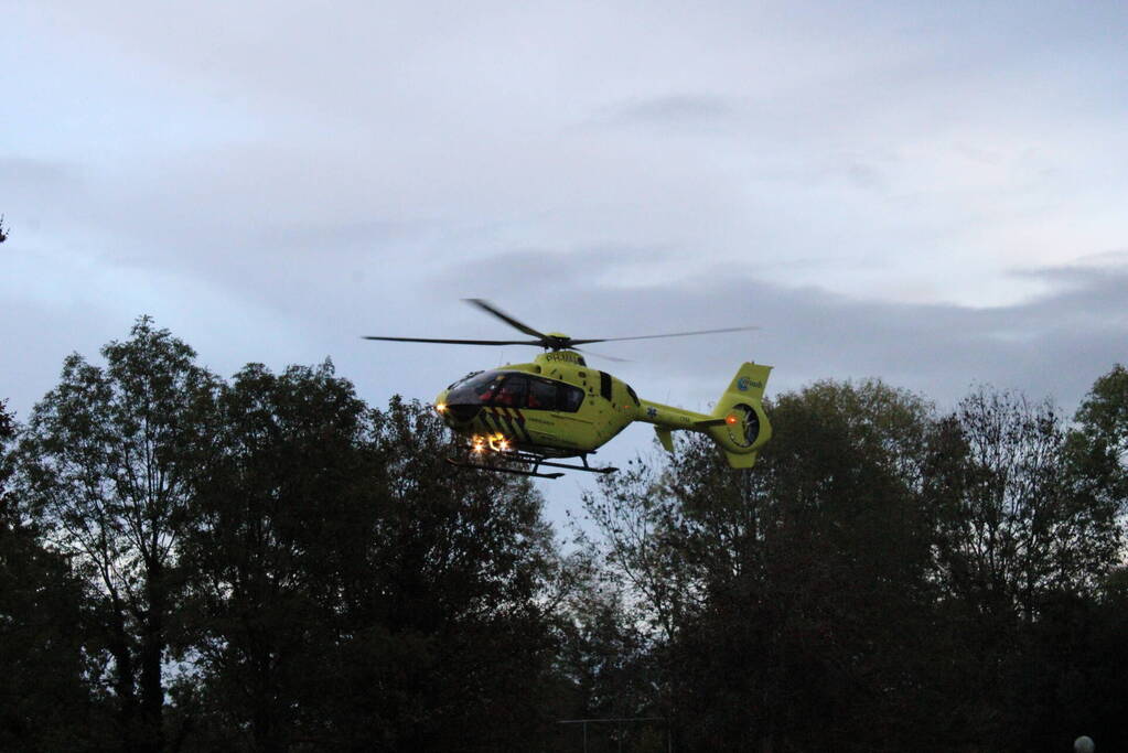 Traumahelikopter landt voor noodsituatie in zwembad