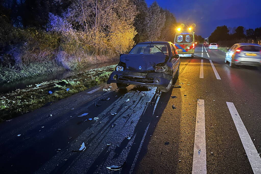 Veel schade bij kop-staartbotsing tussen drie voertuigen