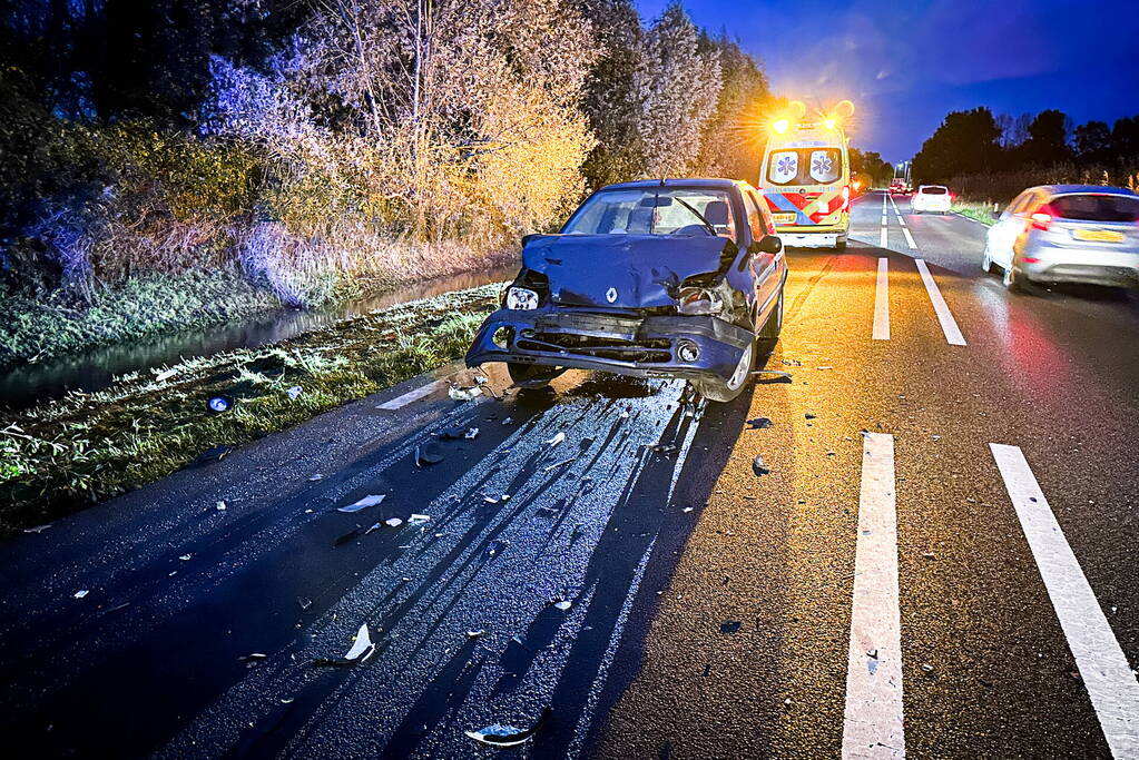 Veel schade bij kop-staartbotsing tussen drie voertuigen