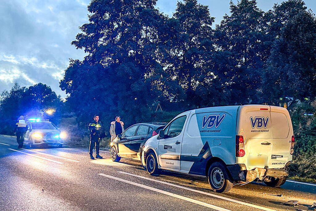 Veel schade bij kop-staartbotsing tussen drie voertuigen