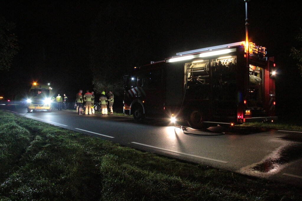 Bestuurder ernstig gewond bij frontale aanrijding met boom