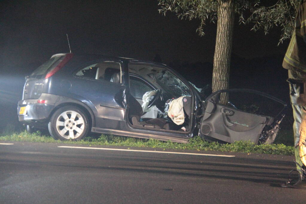 Bestuurder ernstig gewond bij frontale aanrijding met boom