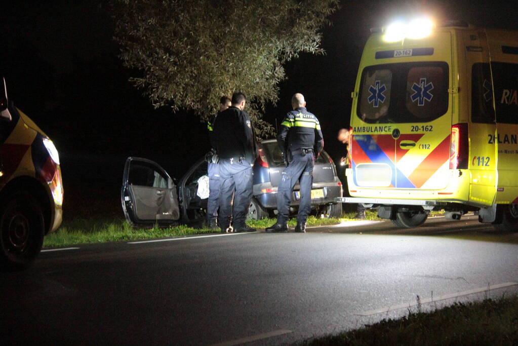 Bestuurder ernstig gewond bij frontale aanrijding met boom