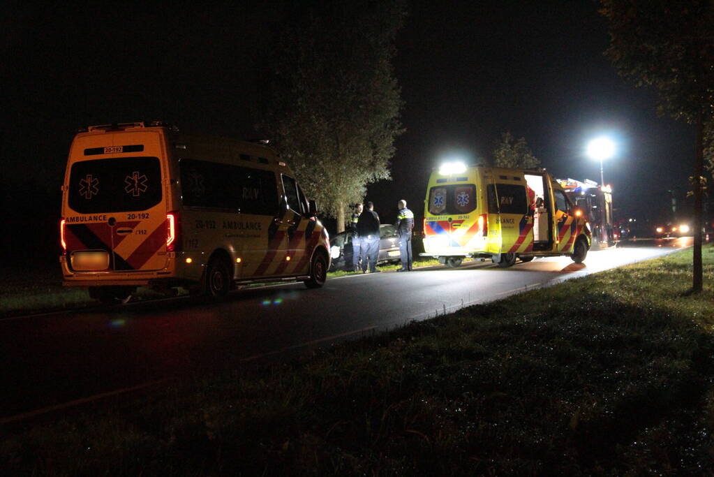 Bestuurder ernstig gewond bij frontale aanrijding met boom