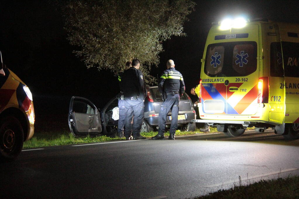 Bestuurder ernstig gewond bij frontale aanrijding met boom