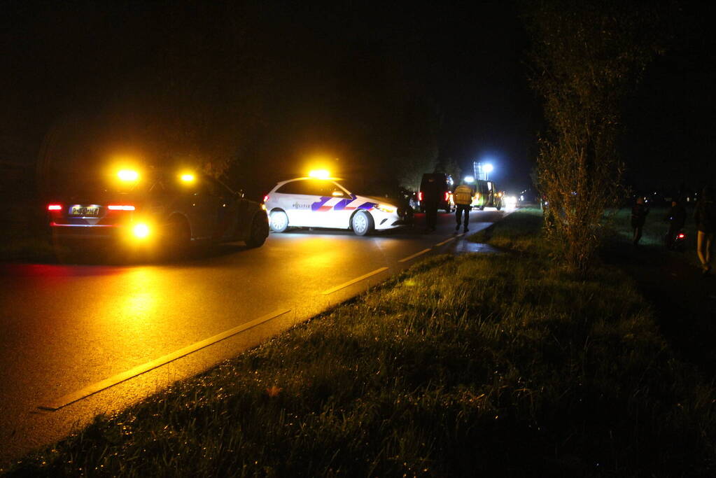 Bestuurder ernstig gewond bij frontale aanrijding met boom