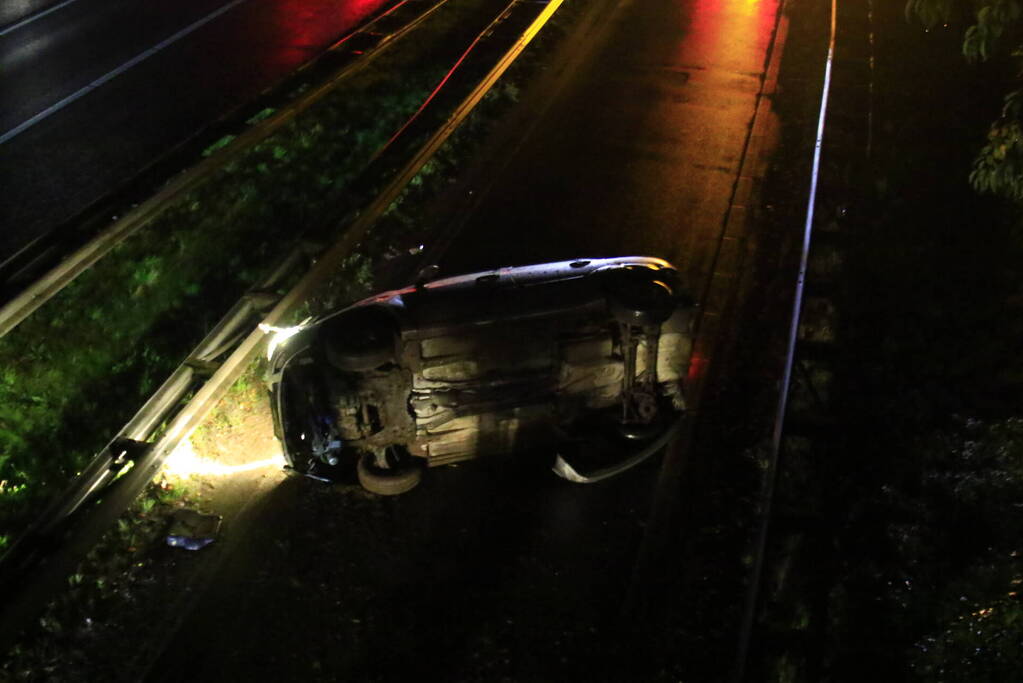 Auto belandt op zijkant op afrit naar benzinestation