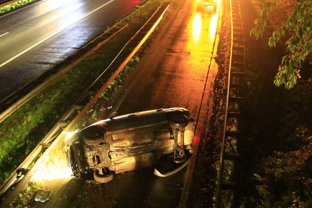 Auto belandt op zijkant op afrit naar benzinestation