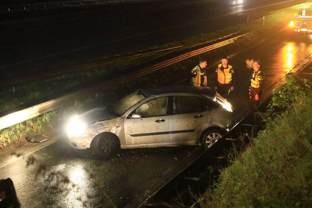 Auto belandt op zijkant op afrit naar benzinestation