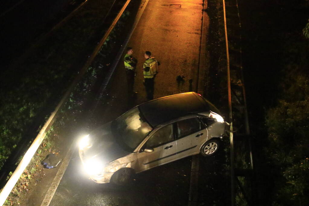 Auto belandt op zijkant op afrit naar benzinestation