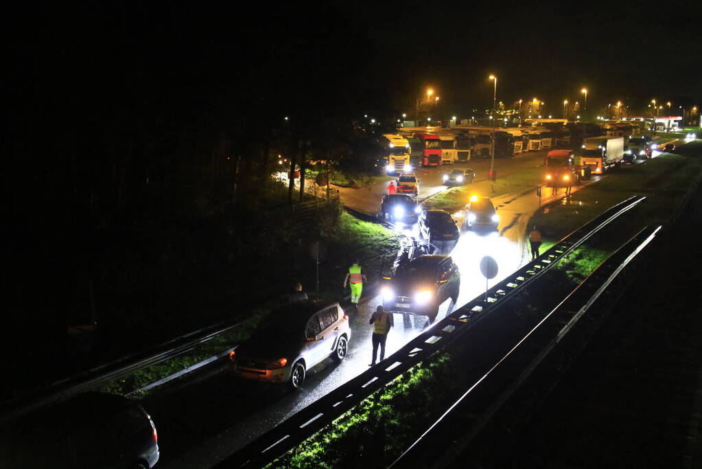 Auto belandt op zijkant op afrit naar benzinestation