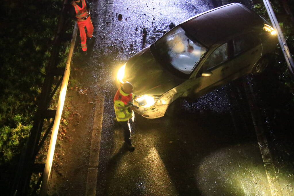 Auto belandt op zijkant op afrit naar benzinestation