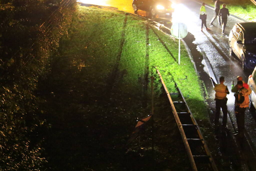 Auto belandt op zijkant op afrit naar benzinestation