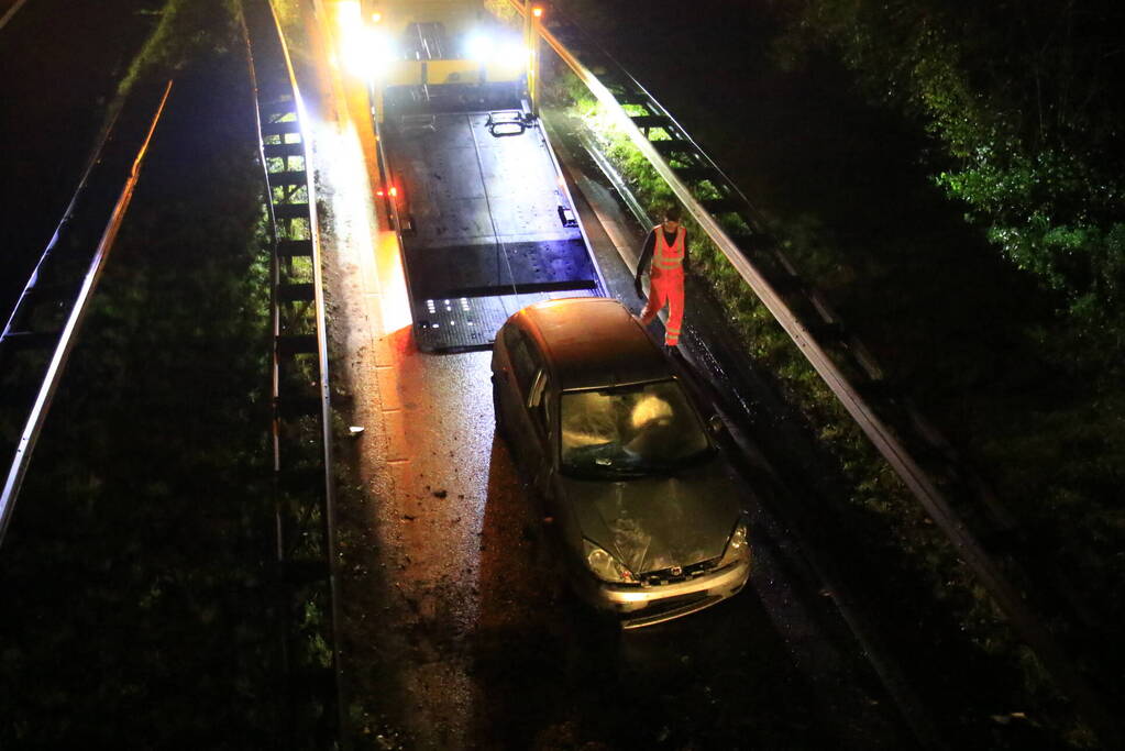 Auto belandt op zijkant op afrit naar benzinestation