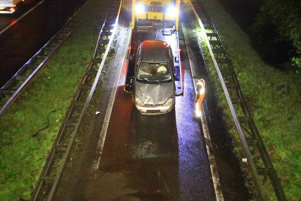 Auto belandt op zijkant op afrit naar benzinestation