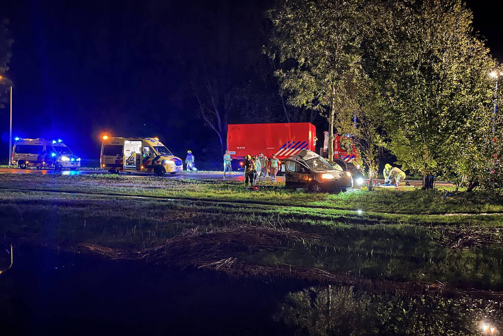 Ravage en beknelling nadat bus in boom boort