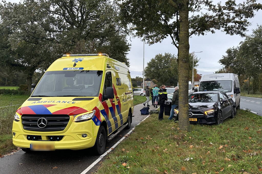 Bestelbus klapt achterop onopvallende politieauto