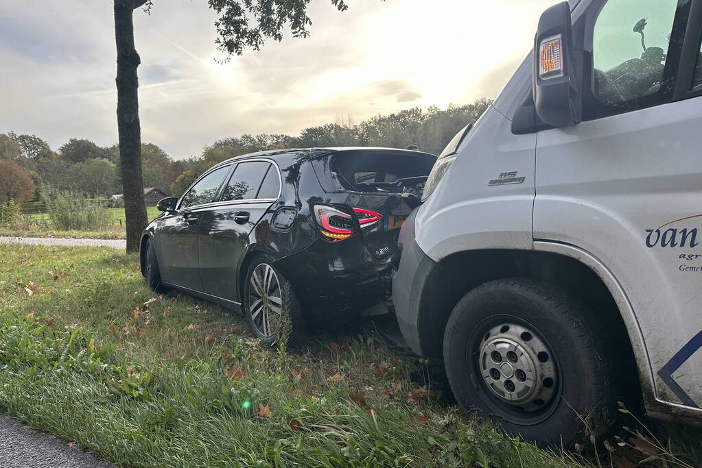 Bestelbus klapt achterop onopvallende politieauto