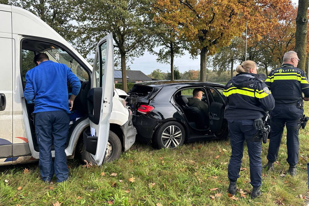 Bestelbus klapt achterop onopvallende politieauto