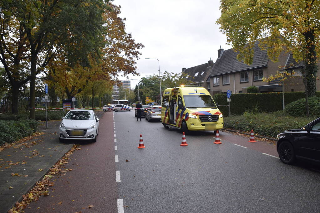 Overstekende scooter geschept door auto