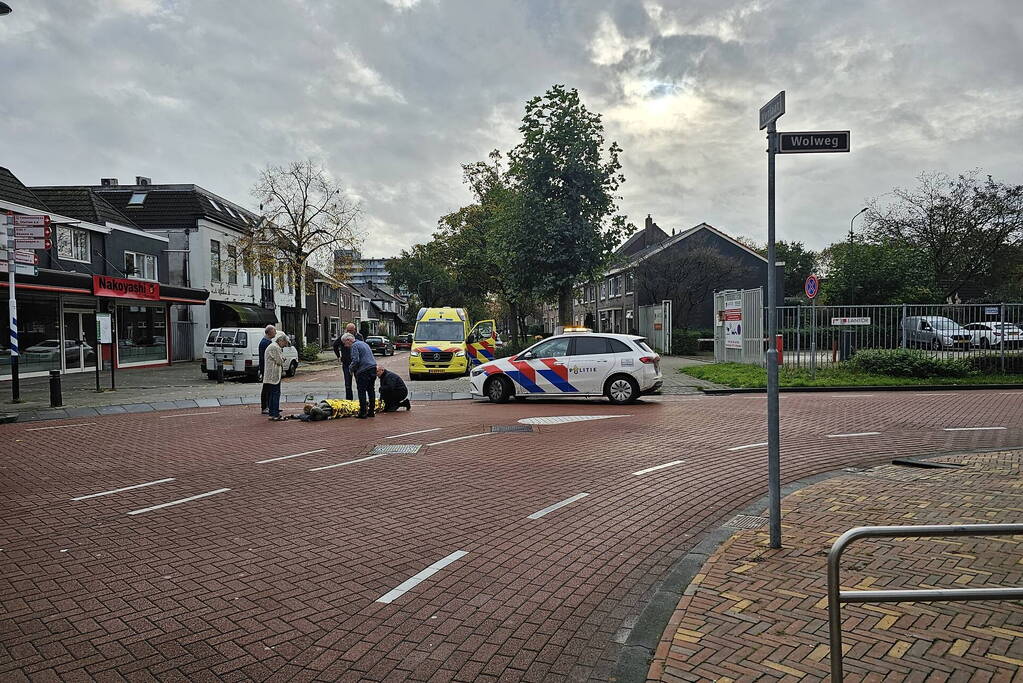 Persoon op scooter onderuit op kruising