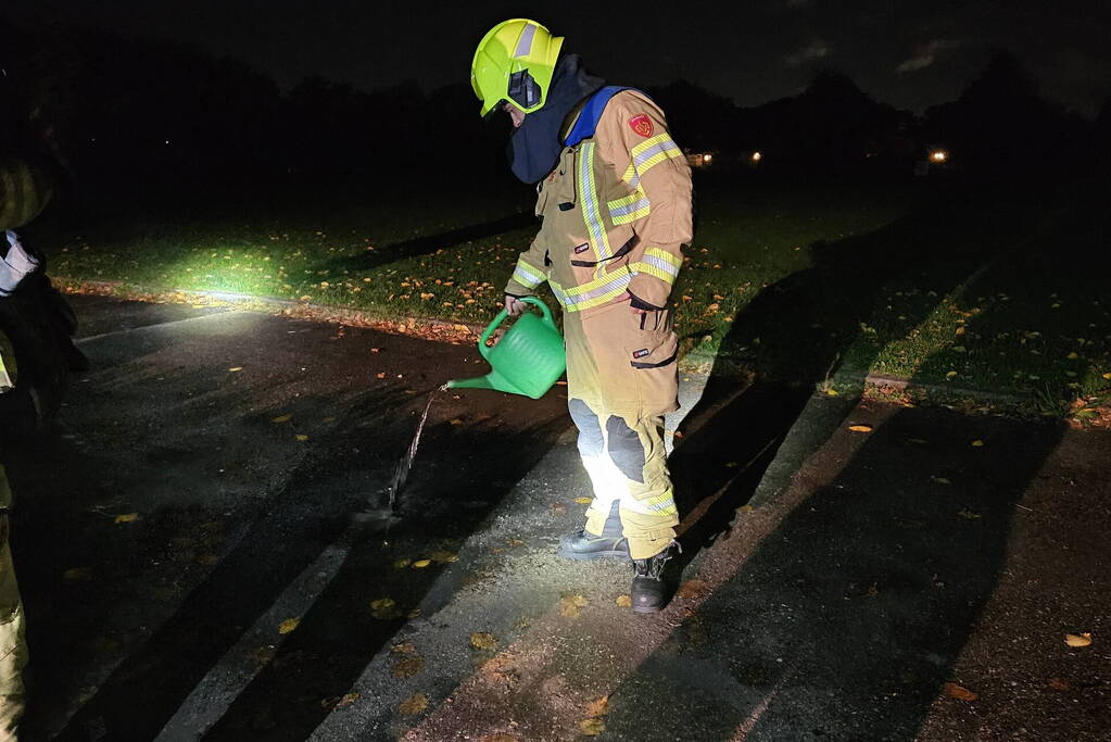 Brandweer blust brand met gieter