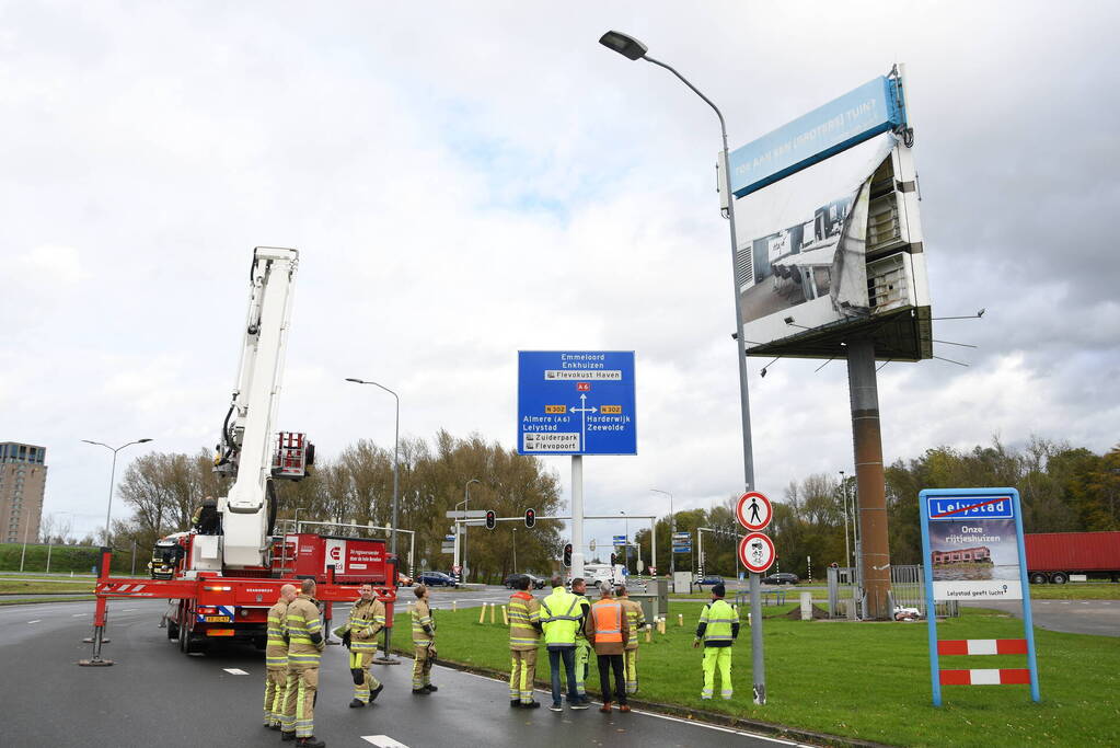 Zeil van reclamemast dreigt over snelweg te waaien