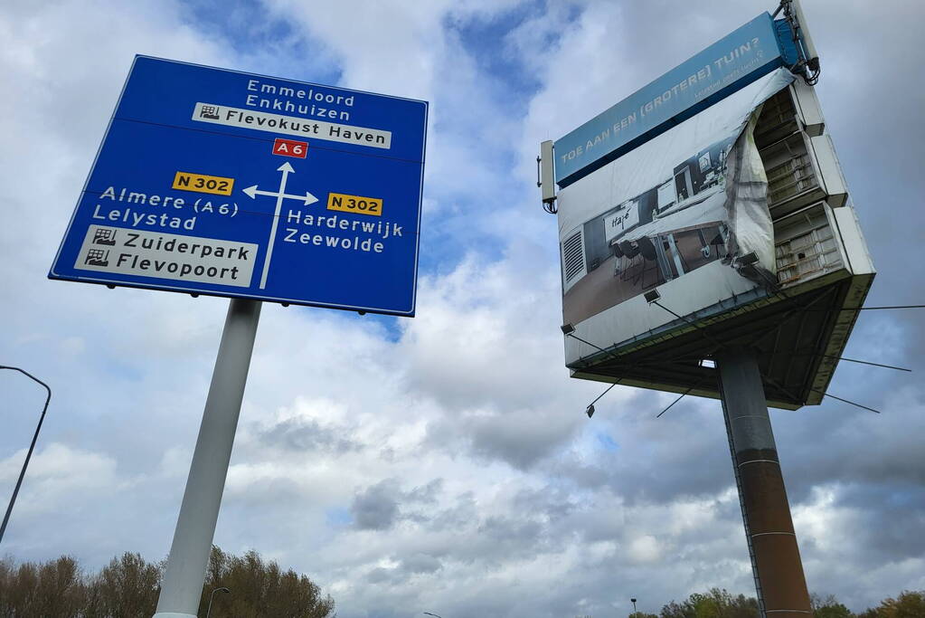 Zeil van reclamemast dreigt over snelweg te waaien