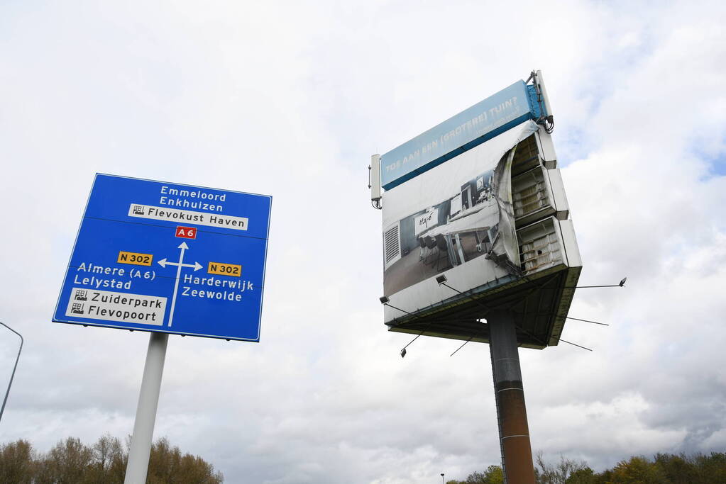 Zeil van reclamemast dreigt over snelweg te waaien