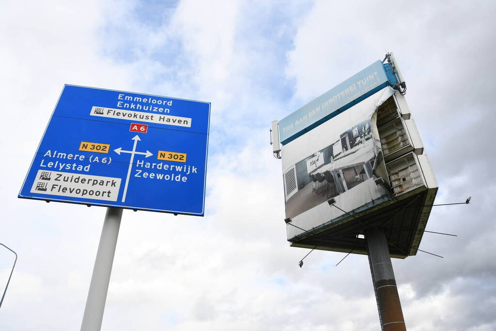 Zeil van reclamemast dreigt over snelweg te waaien