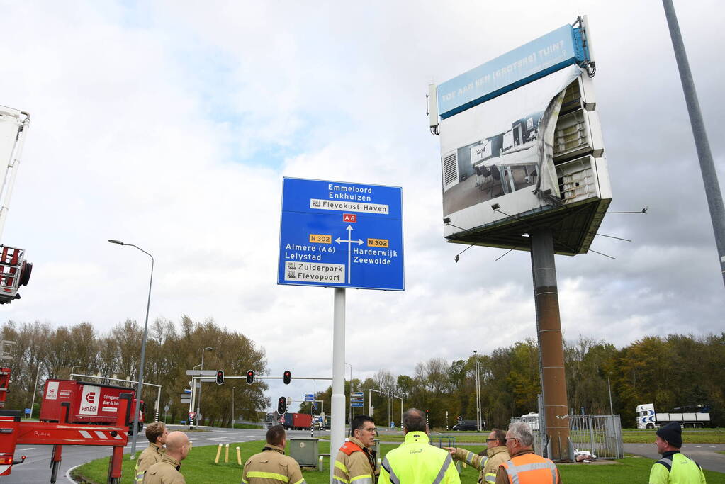 Zeil van reclamemast dreigt over snelweg te waaien