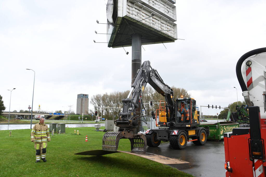 Zeil van reclamemast dreigt over snelweg te waaien