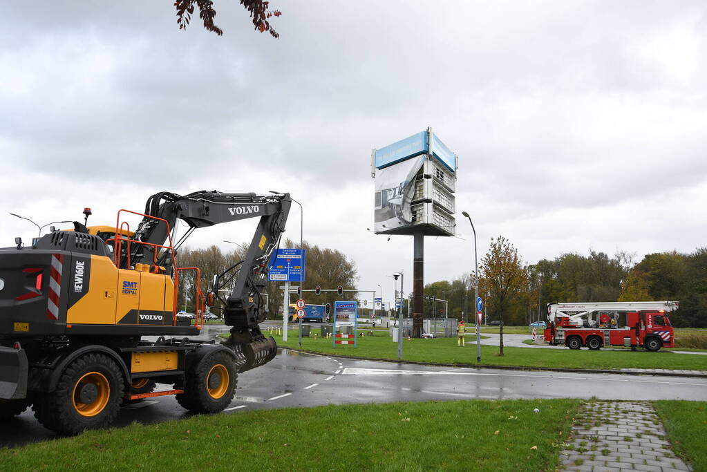 Zeil van reclamemast dreigt over snelweg te waaien