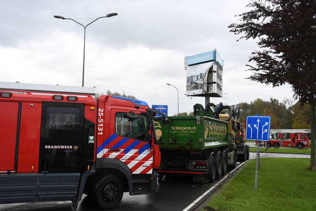 Zeil van reclamemast dreigt over snelweg te waaien