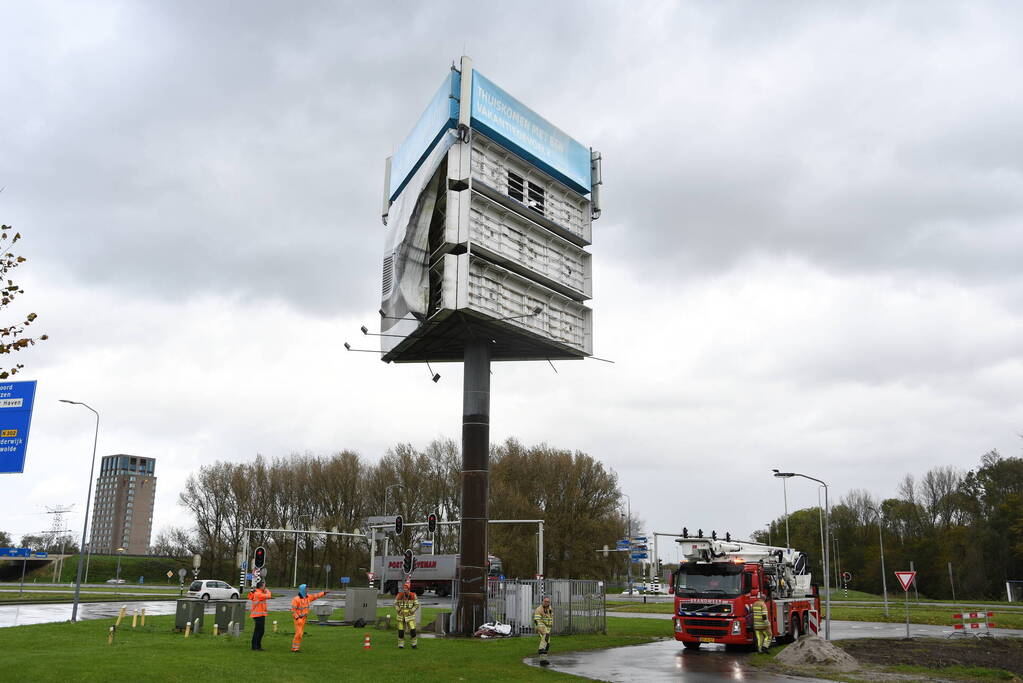 Zeil van reclamemast dreigt over snelweg te waaien