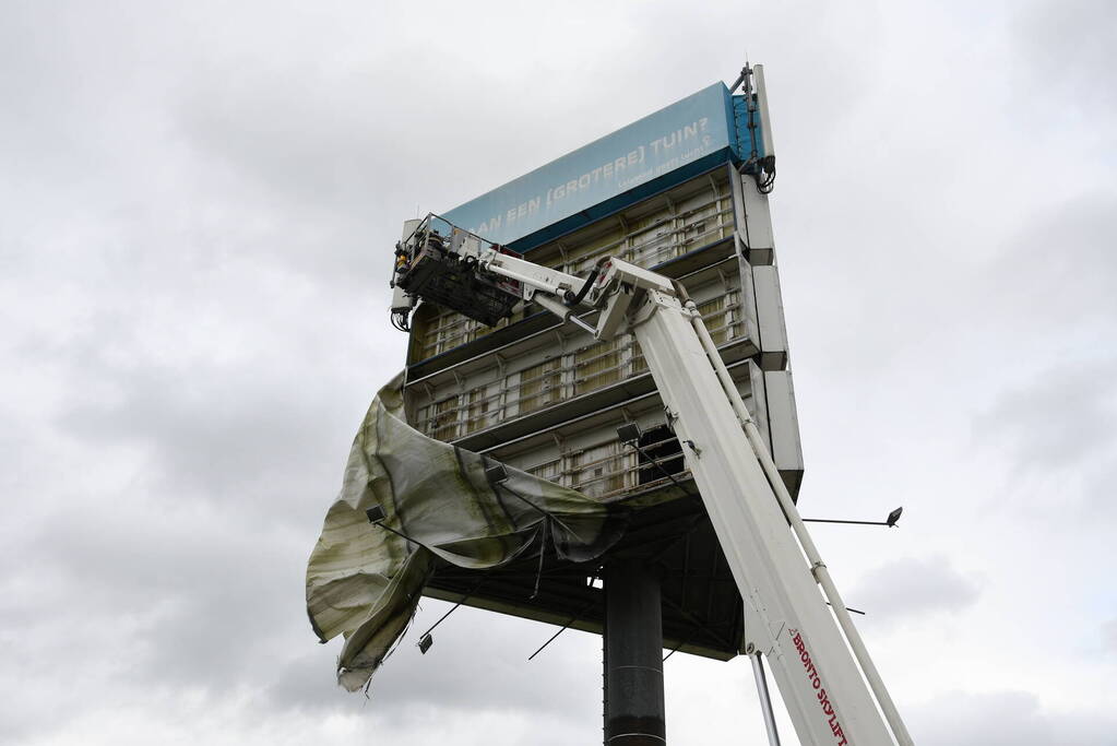 Zeil van reclamemast dreigt over snelweg te waaien