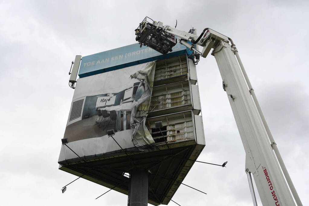 Zeil van reclamemast dreigt over snelweg te waaien