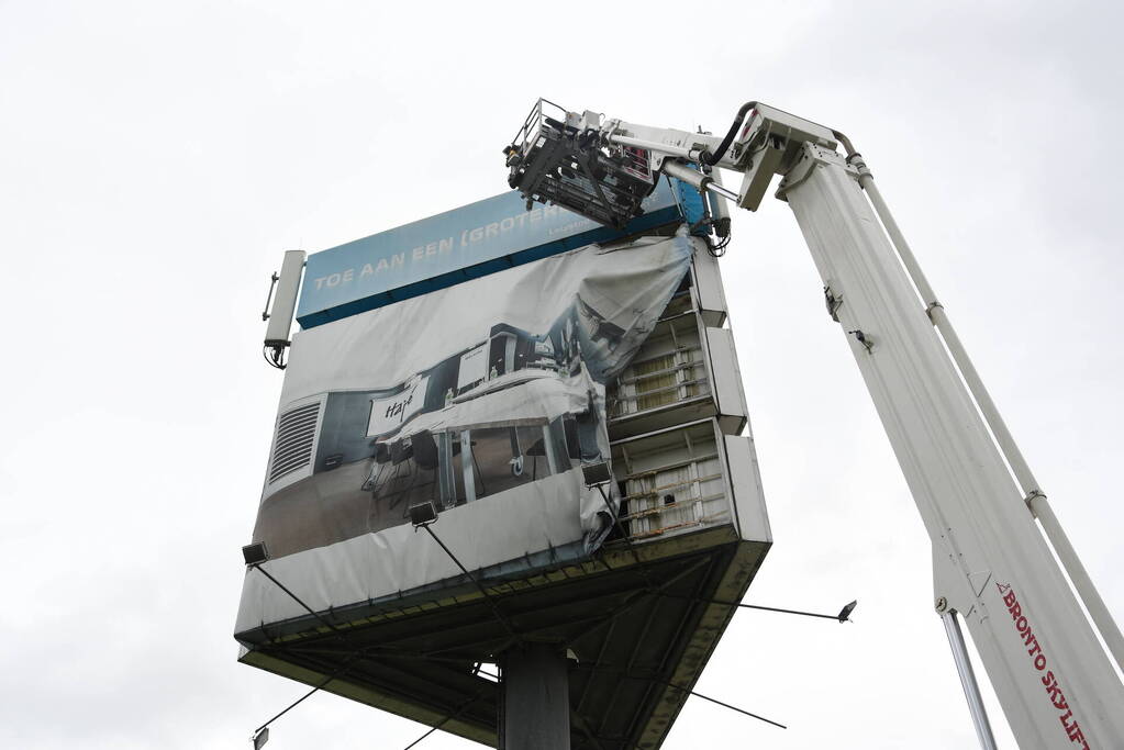 Zeil van reclamemast dreigt over snelweg te waaien