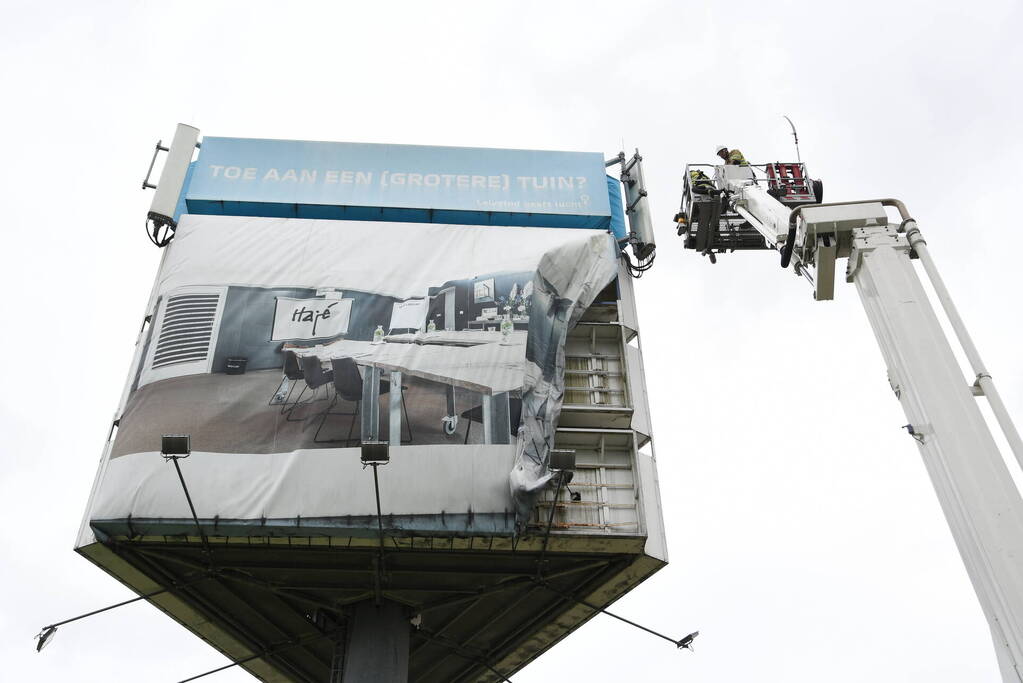 Zeil van reclamemast dreigt over snelweg te waaien