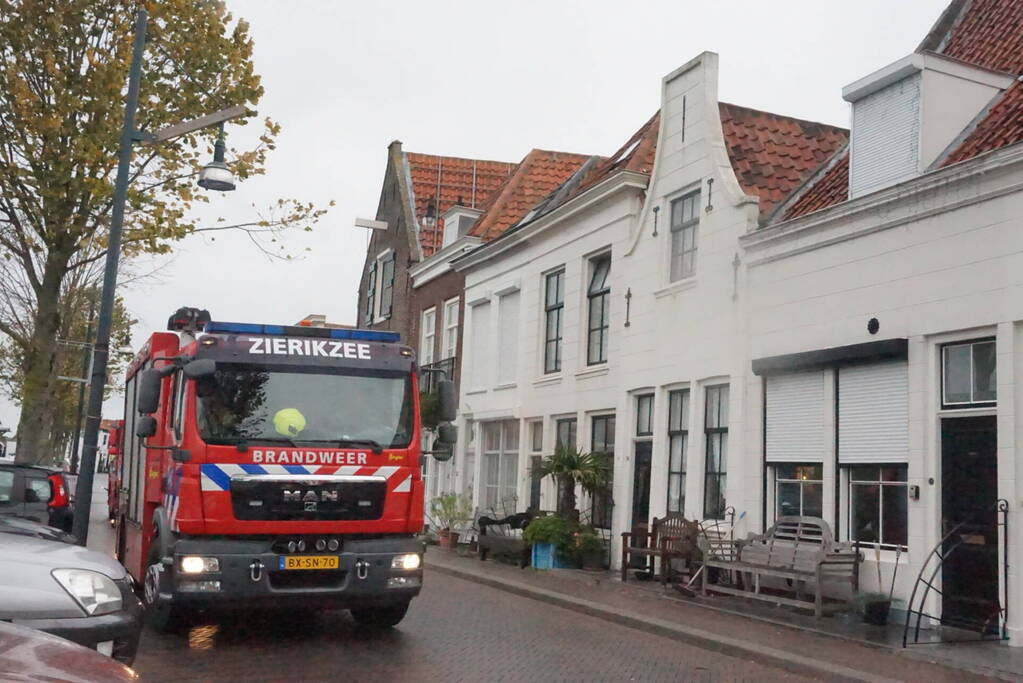 Brandweer stelt loshangende dakgoot veilig