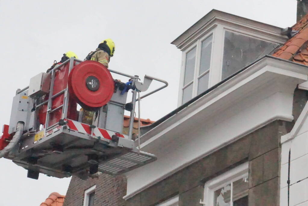 Brandweer stelt loshangende dakgoot veilig