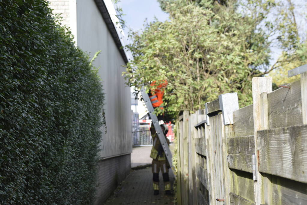 Dak dreigt los te waaien van bedrijfspand