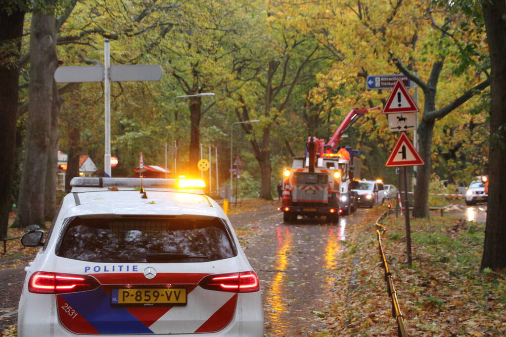 Weg gedeeltelijk dicht door gevaarlijk hangende tak