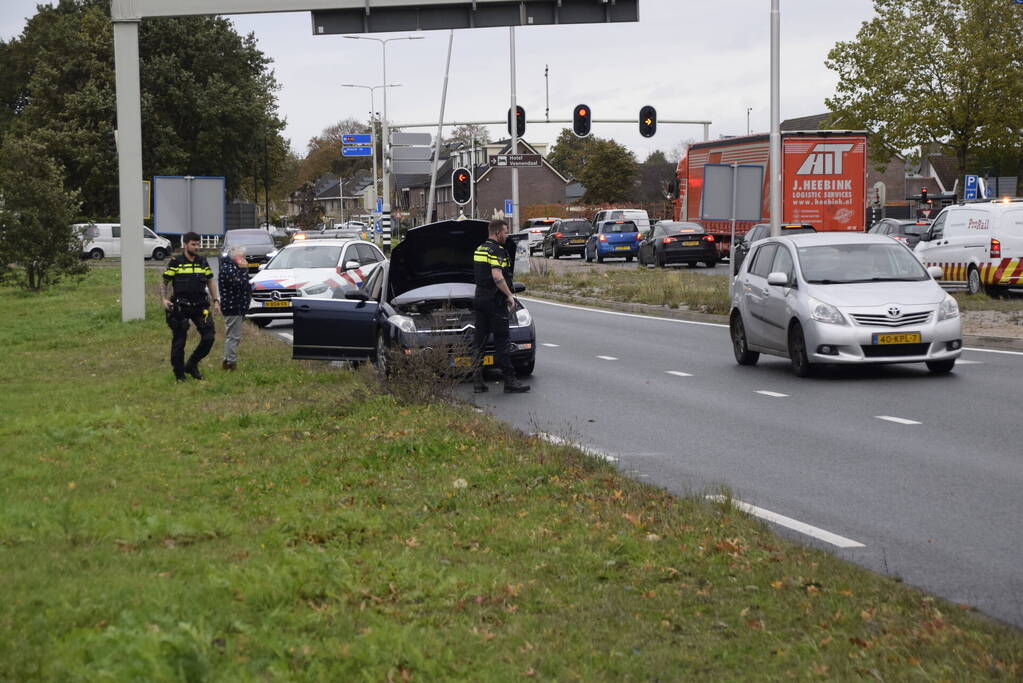 Personenauto vat vlam tijdens rijden