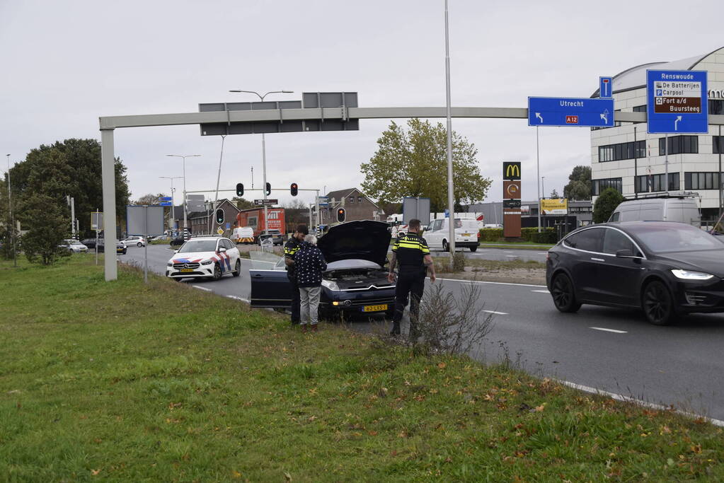 Personenauto vat vlam tijdens rijden