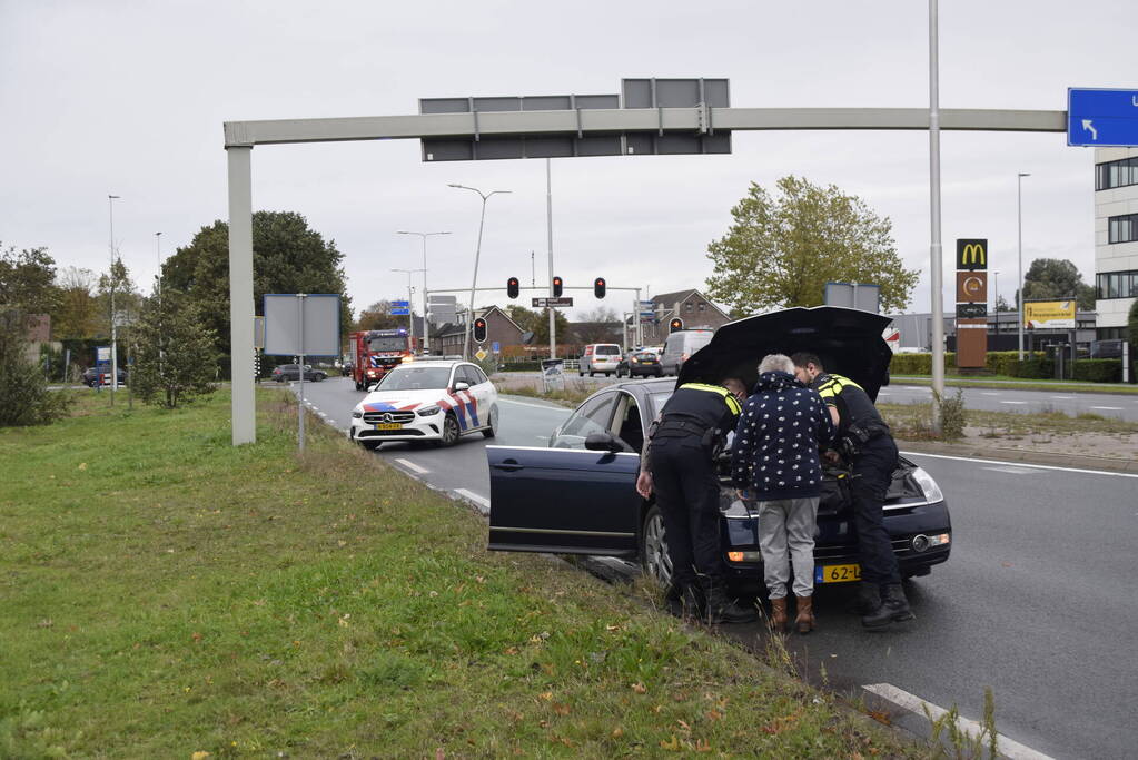 Personenauto vat vlam tijdens rijden