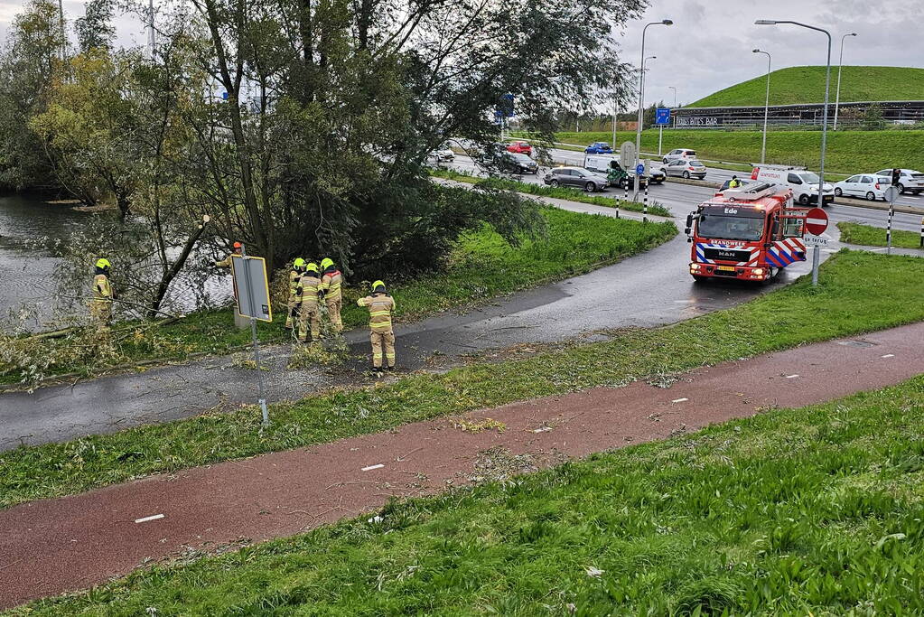 Omgevallen boom verspert weg