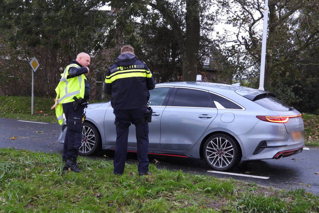 Twee voertuigen botsen op kruising