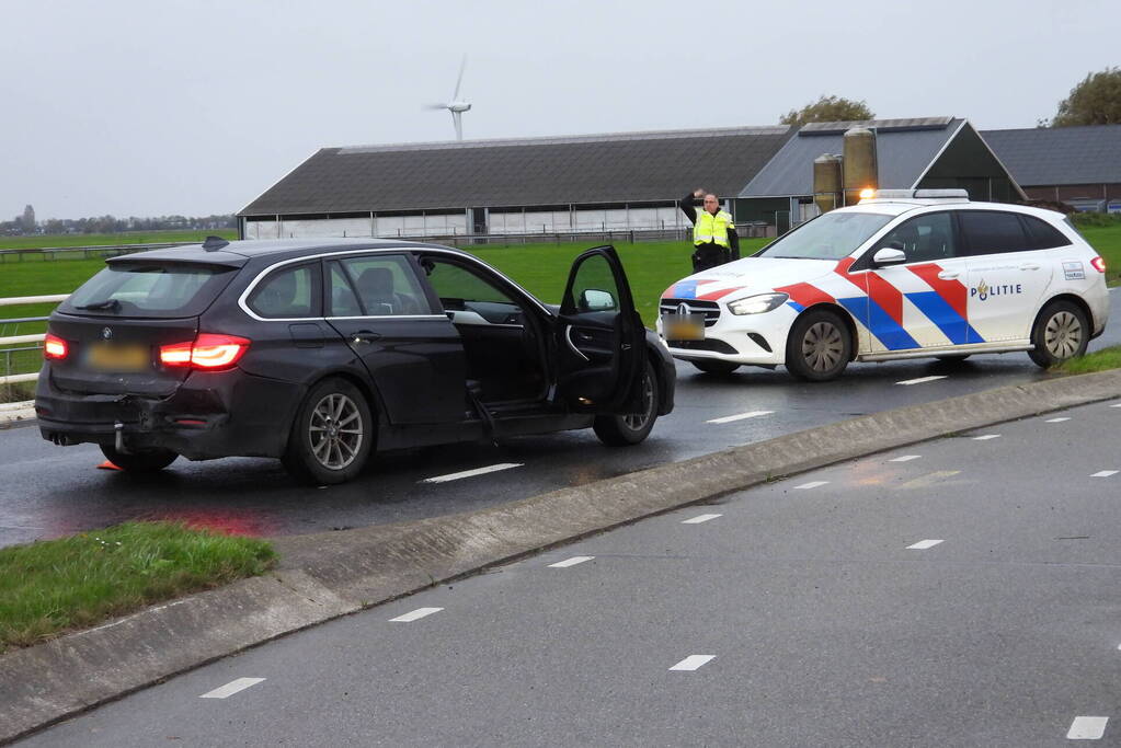 Twee voertuigen botsen op kruising